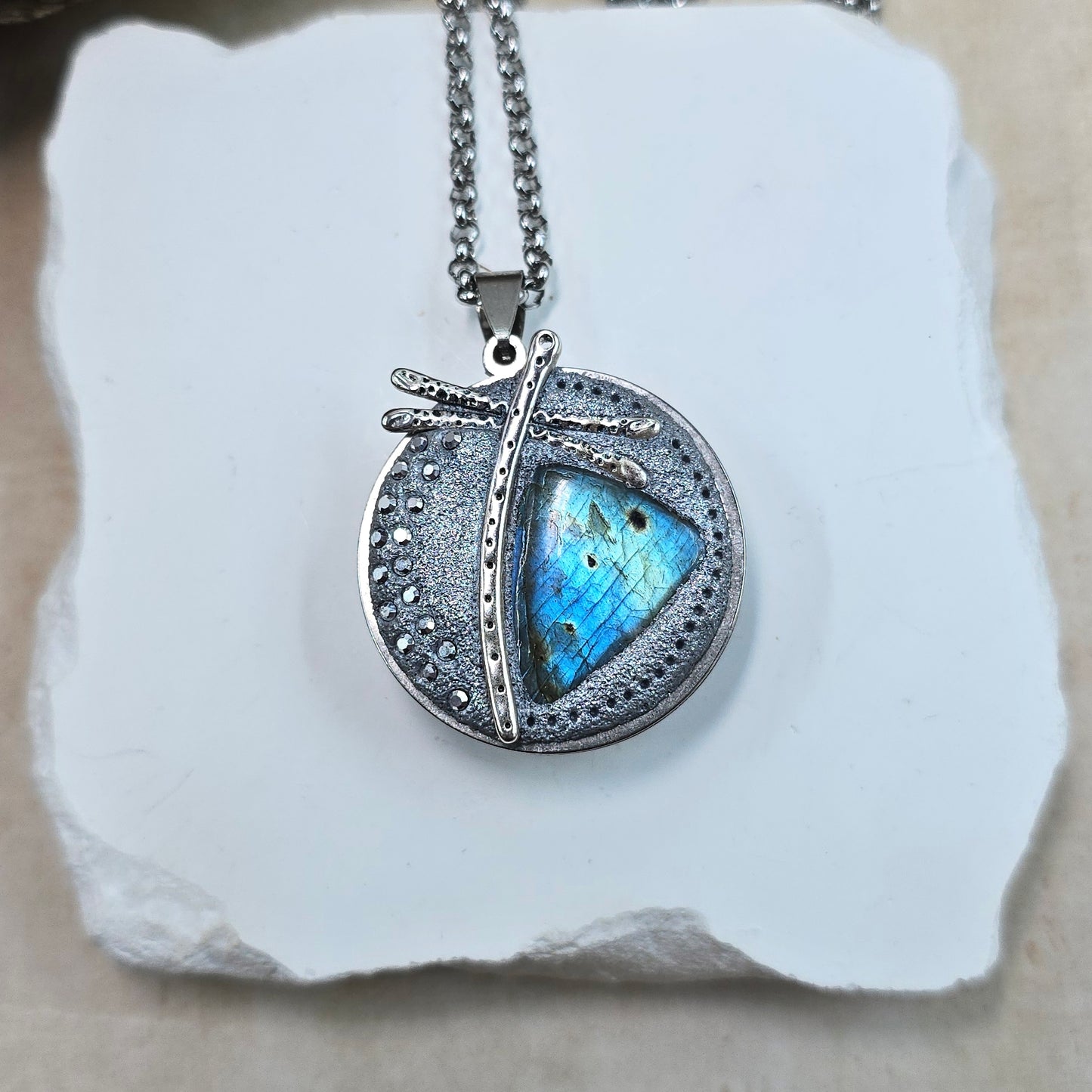 Dvipusis pakabukas su labradoritu ir laumžirgiu