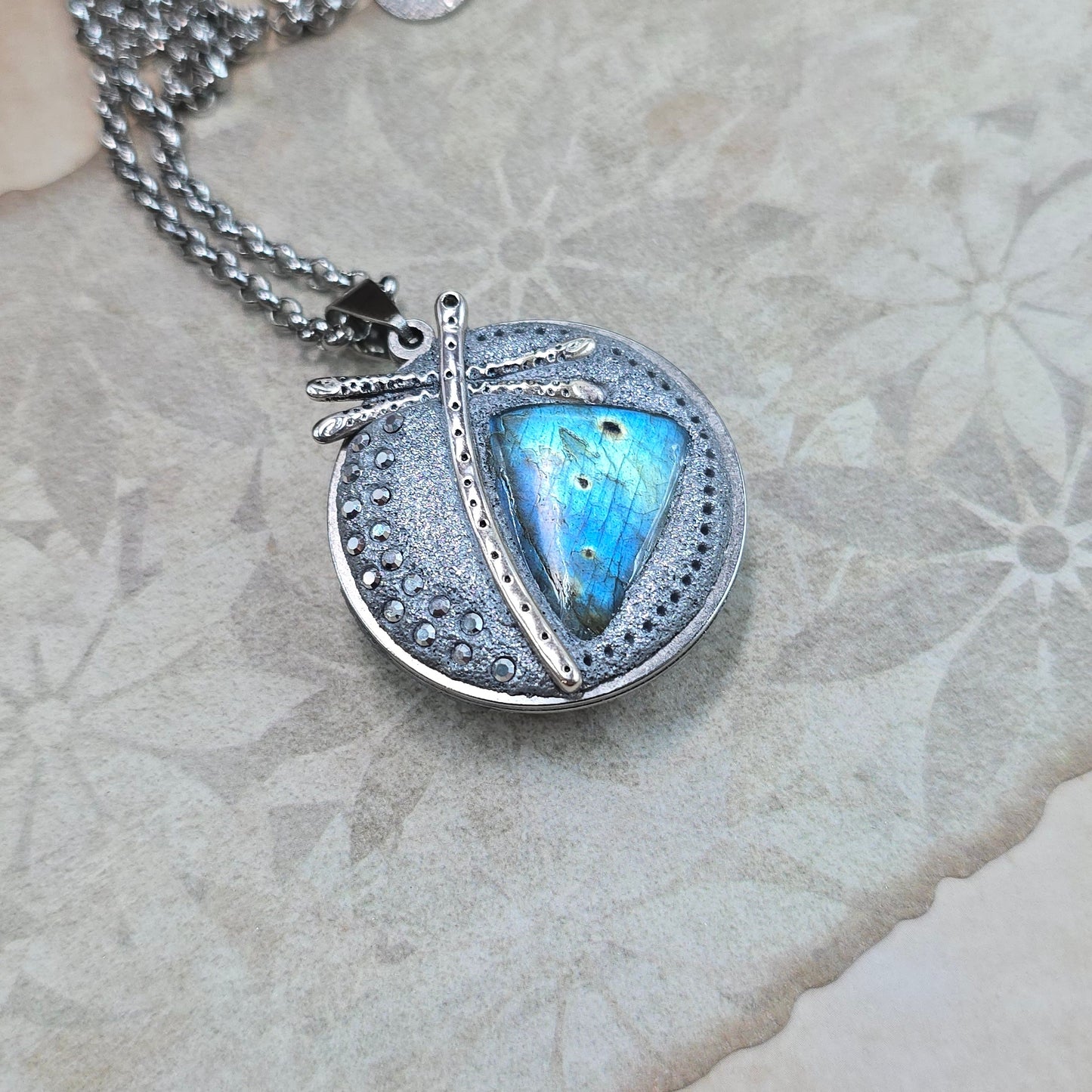 Dvipusis pakabukas su labradoritu ir laumžirgiu