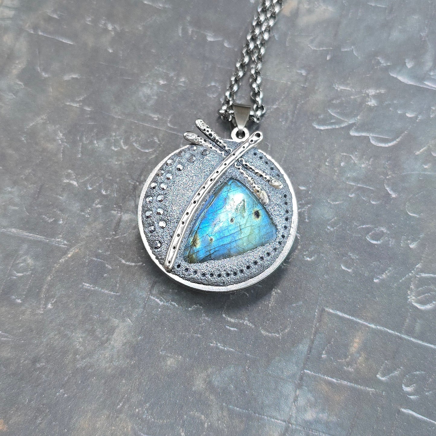 Dvipusis pakabukas su labradoritu ir laumžirgiu