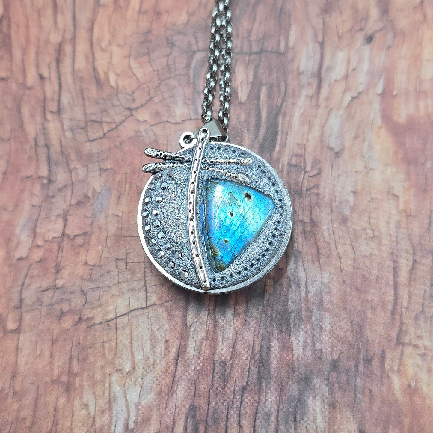 Dvipusis pakabukas su labradoritu ir laumžirgiu