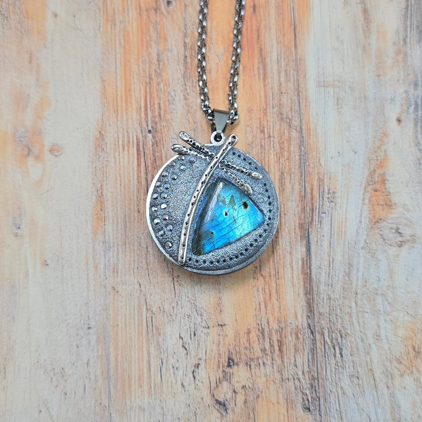 Dvipusis pakabukas su labradoritu ir laumžirgiu