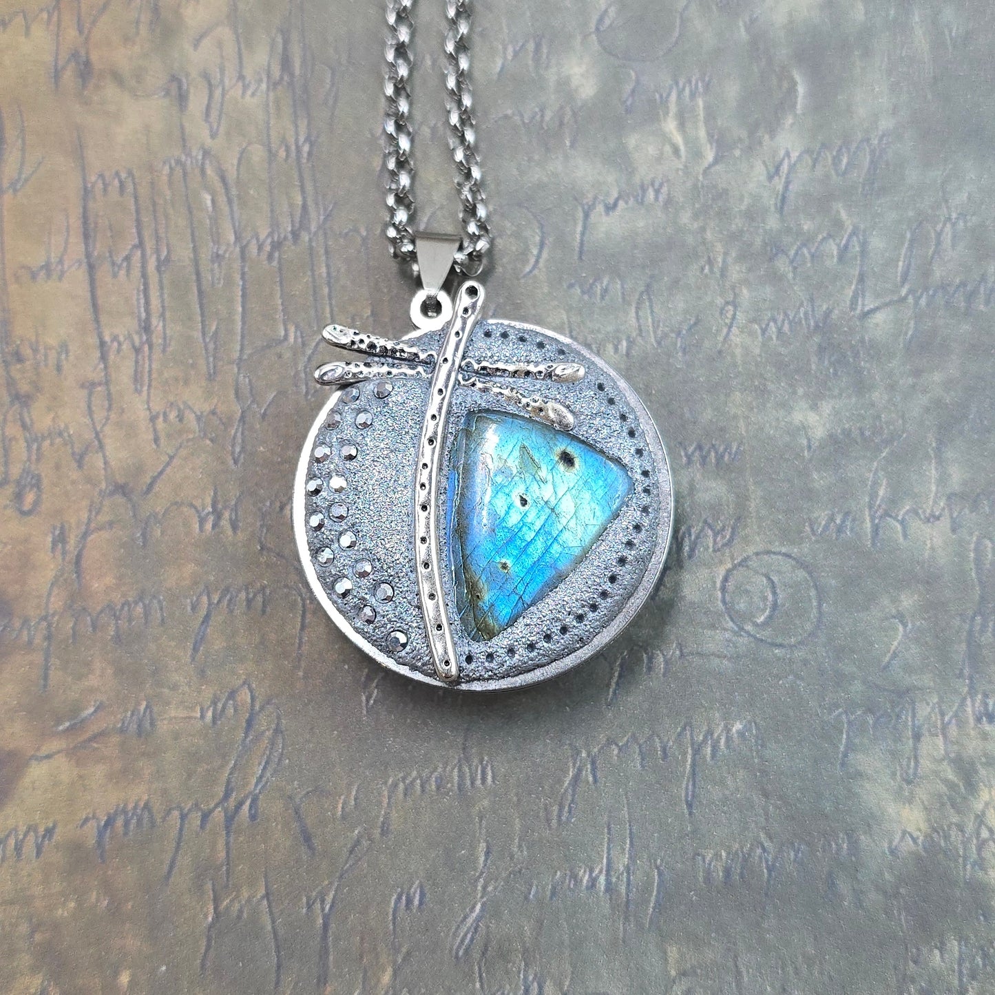 Dvipusis pakabukas su labradoritu ir laumžirgiu