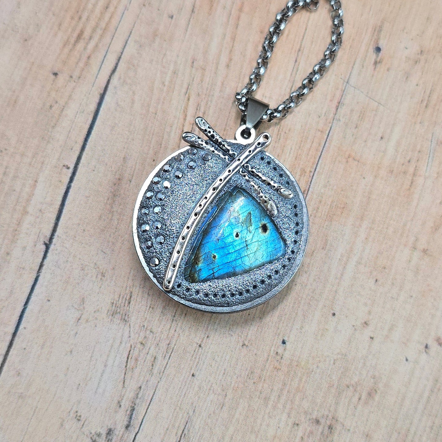 Dvipusis pakabukas su labradoritu ir laumžirgiu