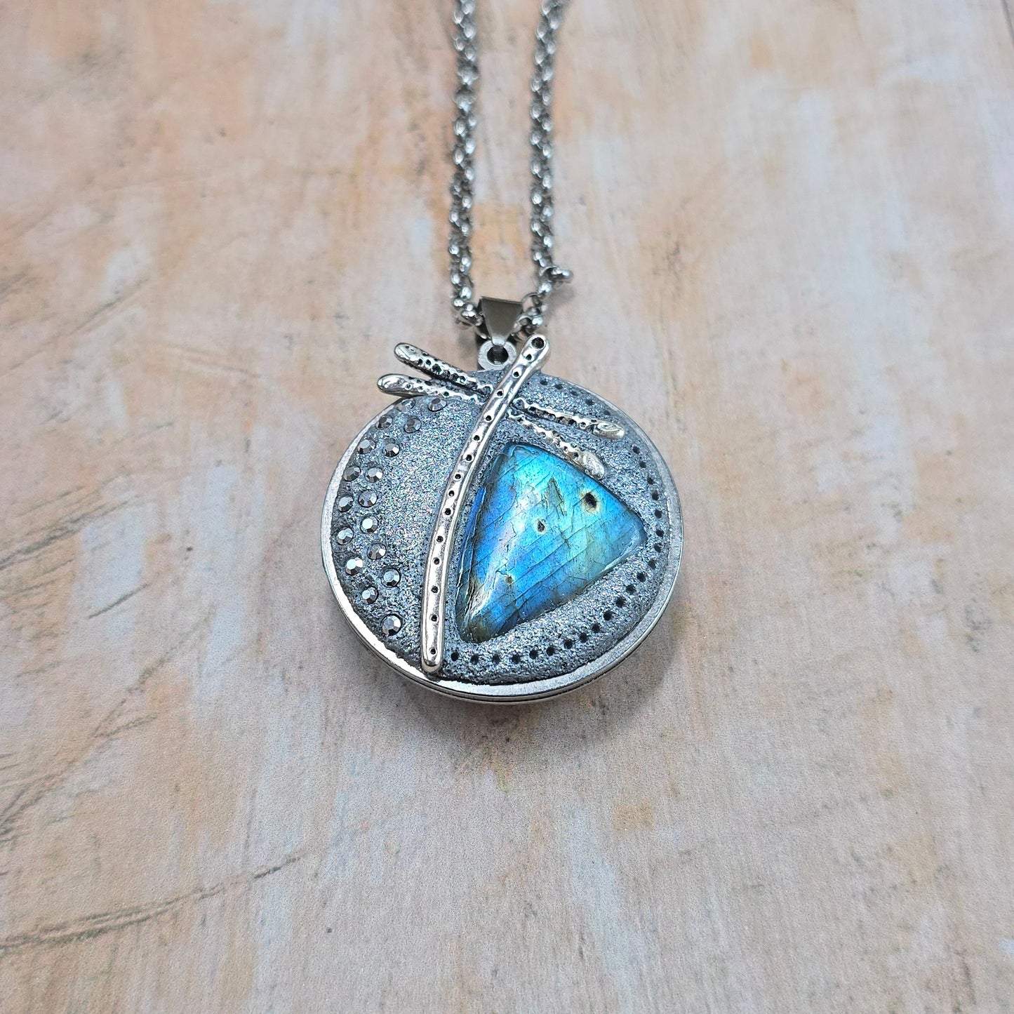 Dvipusis pakabukas su labradoritu ir laumžirgiu