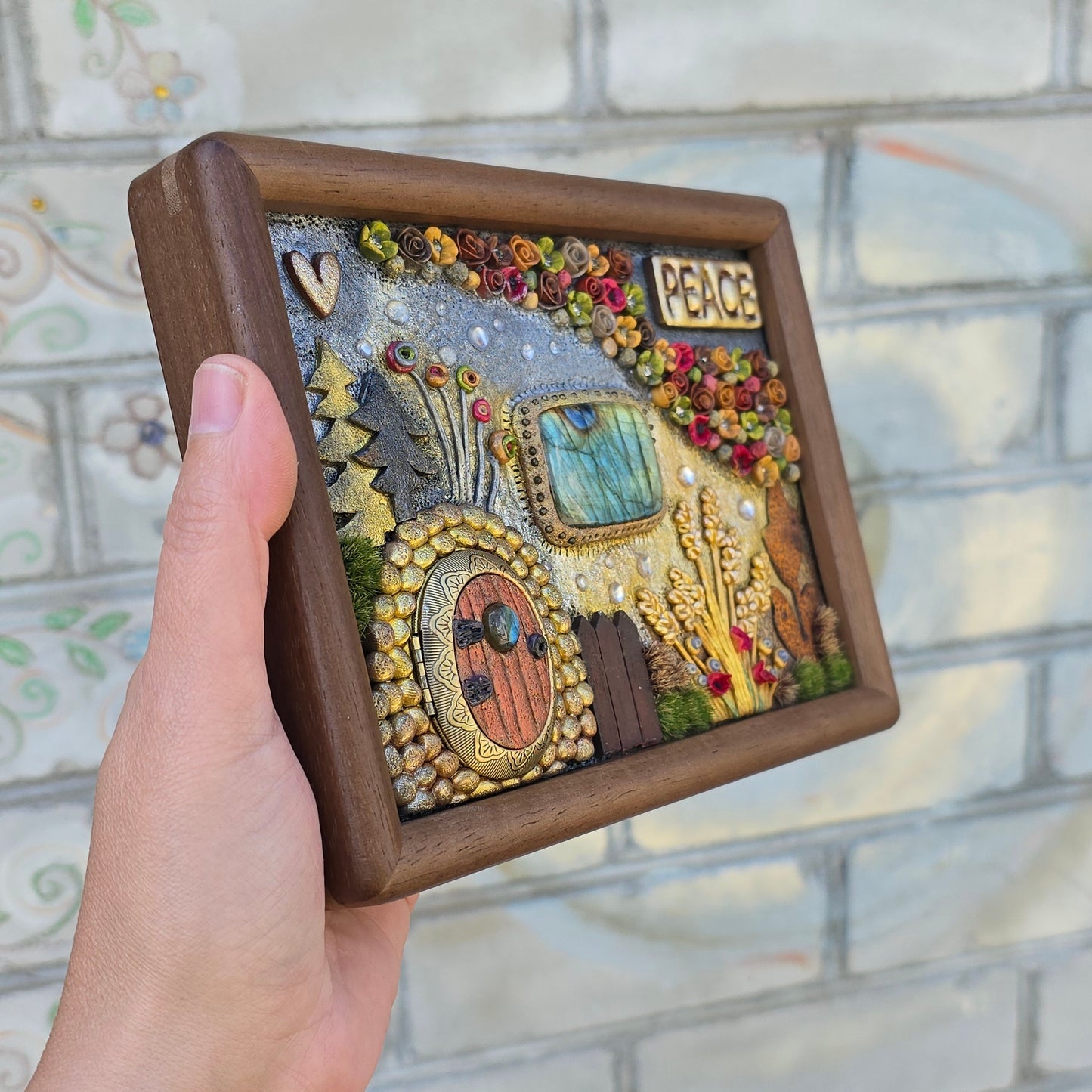 Medinio rėmelio paveikslas su labradoritu ir atsidarančiu medalionu