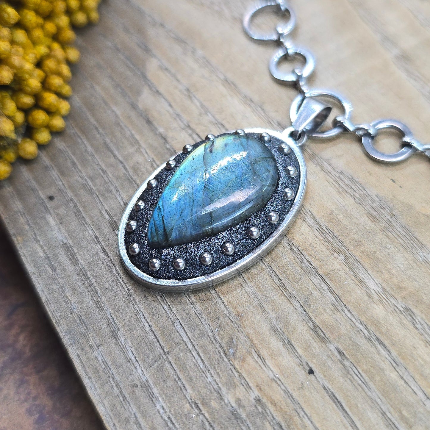 Labradorito pakabukas (3,5x2,3 cm) su įdomesne grandinėle (arčiau kaklo)
