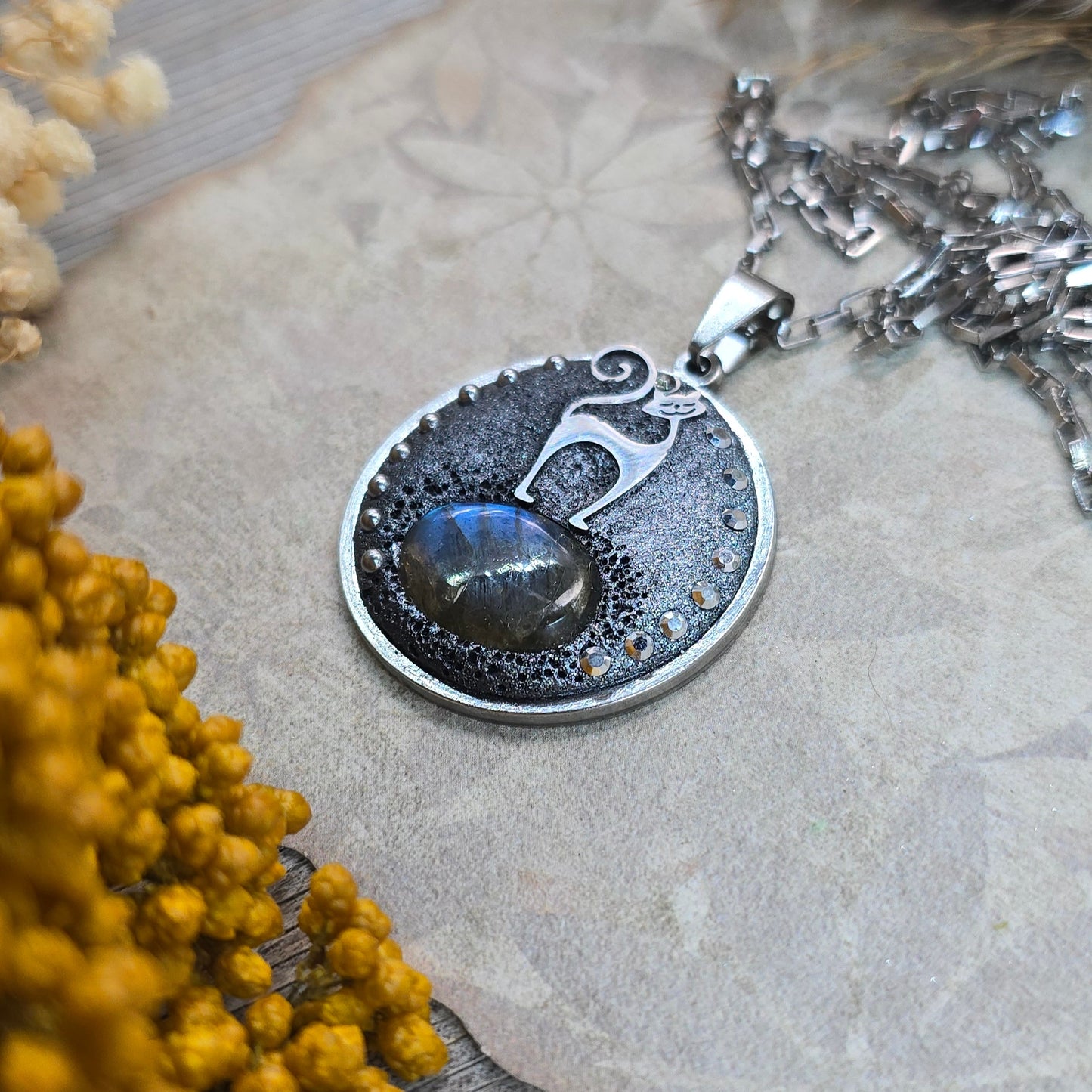 Vienpusis labradorito pakabukas Katė