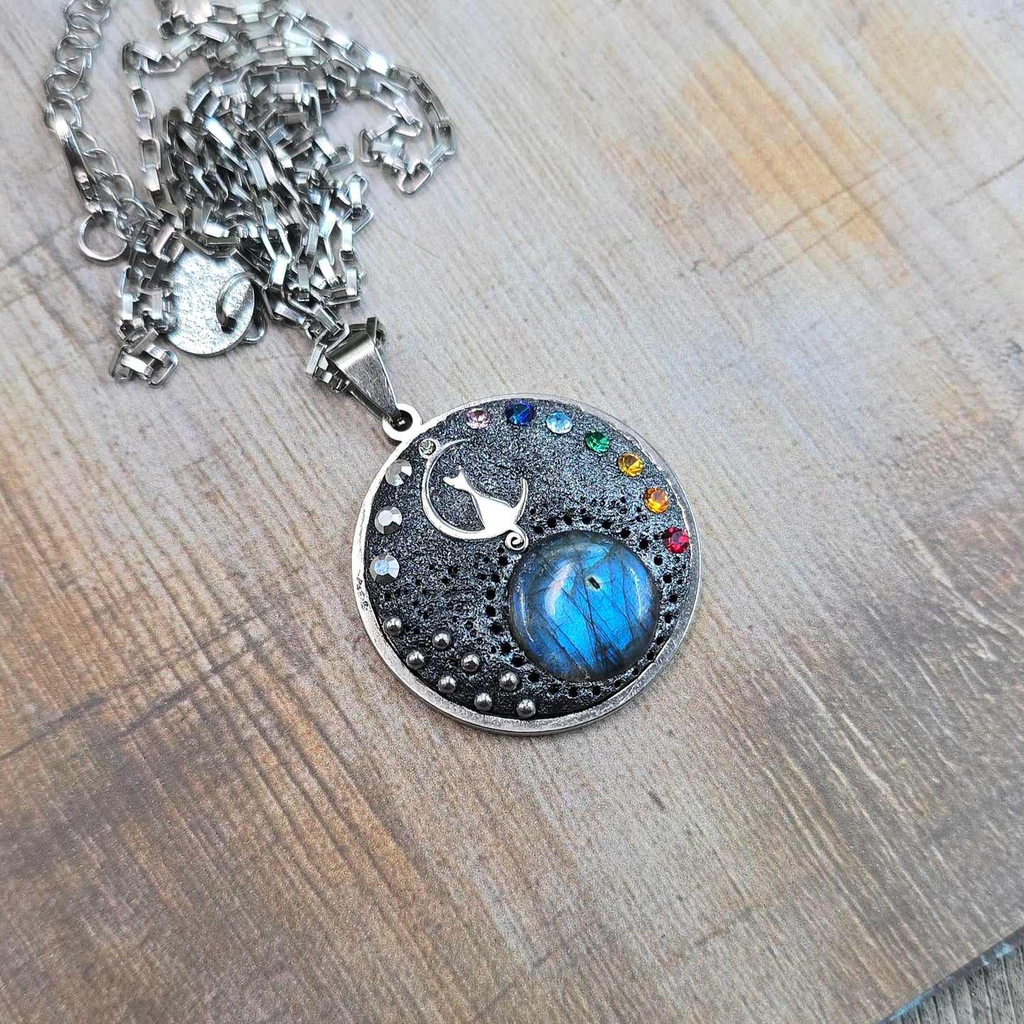 Vienpusis labradorito pakabukas Katė ir mėnulis "čakros'