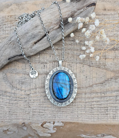 Labradorite Pendant, Handcrafted Necklace, Mystical Jewelry, Astrology Accessory, Protection Amulet, Spiritual Necklace, Gemstone Jewelry, Unique Labradorite, Healing Crystals, Artisan Pendant, Custom Jewelry, Gift for Her, Magic Stone Necklace.