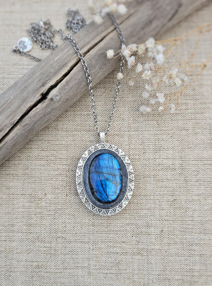 Labradorite Pendant, Handcrafted Necklace, Mystical Jewelry, Astrology Accessory, Protection Amulet, Spiritual Necklace, Gemstone Jewelry, Unique Labradorite, Healing Crystals, Artisan Pendant, Custom Jewelry, Gift for Her, Magic Stone Necklace.