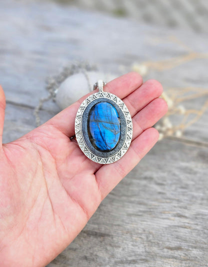 Labradorite Pendant, Handcrafted Necklace, Mystical Jewelry, Astrology Accessory, Protection Amulet, Spiritual Necklace, Gemstone Jewelry, Unique Labradorite, Healing Crystals, Artisan Pendant, Custom Jewelry, Gift for Her, Magic Stone Necklace.