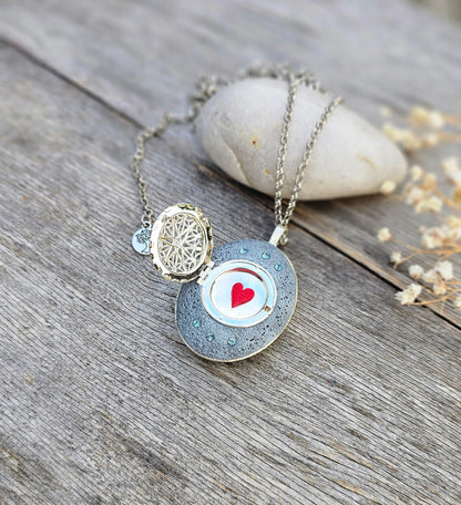 Labradorite Pendant, Handcrafted Necklace, Mystical Jewelry, Astrology Accessory, Protection Amulet, Spiritual Necklace, Gemstone Jewelry, Unique Labradorite, Healing Crystals, Artisan Pendant, Custom Jewelry, Gift for Her, Magic Stone Necklace.