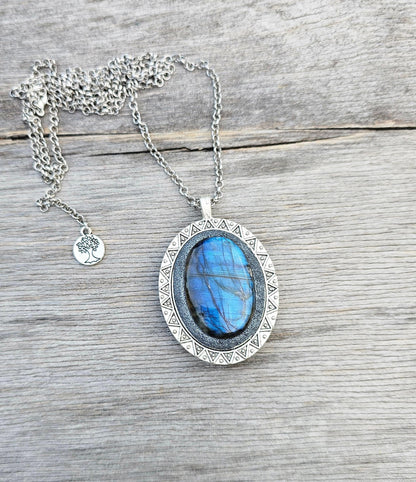 Labradorite Pendant, Handcrafted Necklace, Mystical Jewelry, Astrology Accessory, Protection Amulet, Spiritual Necklace, Gemstone Jewelry, Unique Labradorite, Healing Crystals, Artisan Pendant, Custom Jewelry, Gift for Her, Magic Stone Necklace.