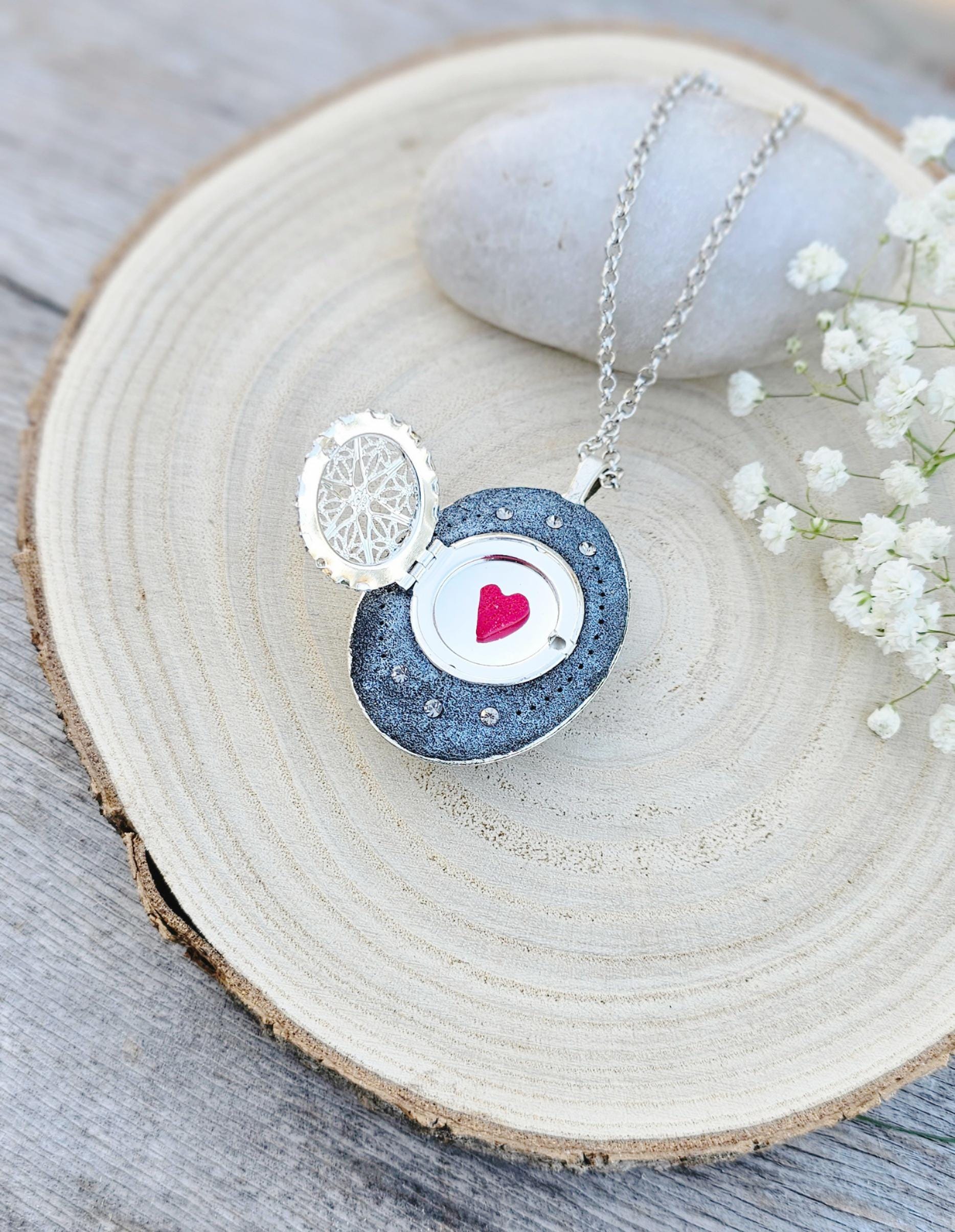 Pendant locket with amber, handmade flowers from polymer clay. On the other side, there is a locket with a heart that opens, inside which you can put a photo or a scent. A great gift for a loved one, or for yourself as a protective amulet.