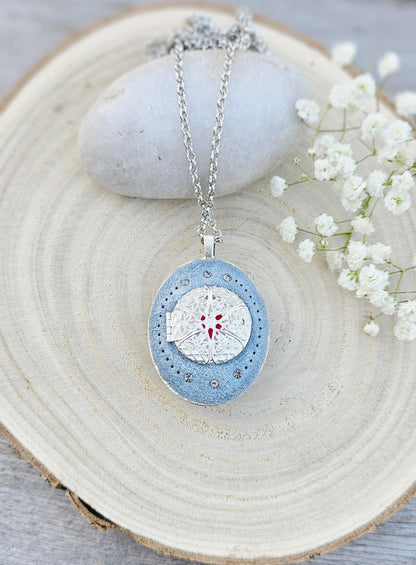 Pendant locket with amber, handmade flowers from polymer clay. On the other side, there is a locket with a heart that opens, inside which you can put a photo or a scent. A great gift for a loved one, or for yourself as a protective amulet.