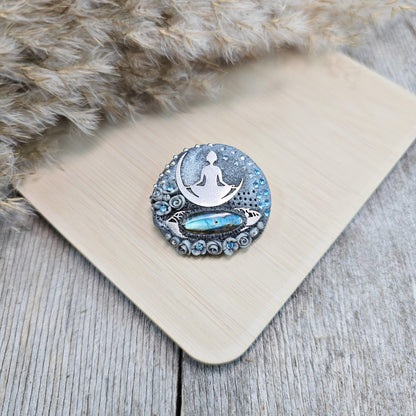Handmade brooch with labradorite and yoga goddess design, crafted from polymer clay and stainless steel – mystical and spiritual jewelry.