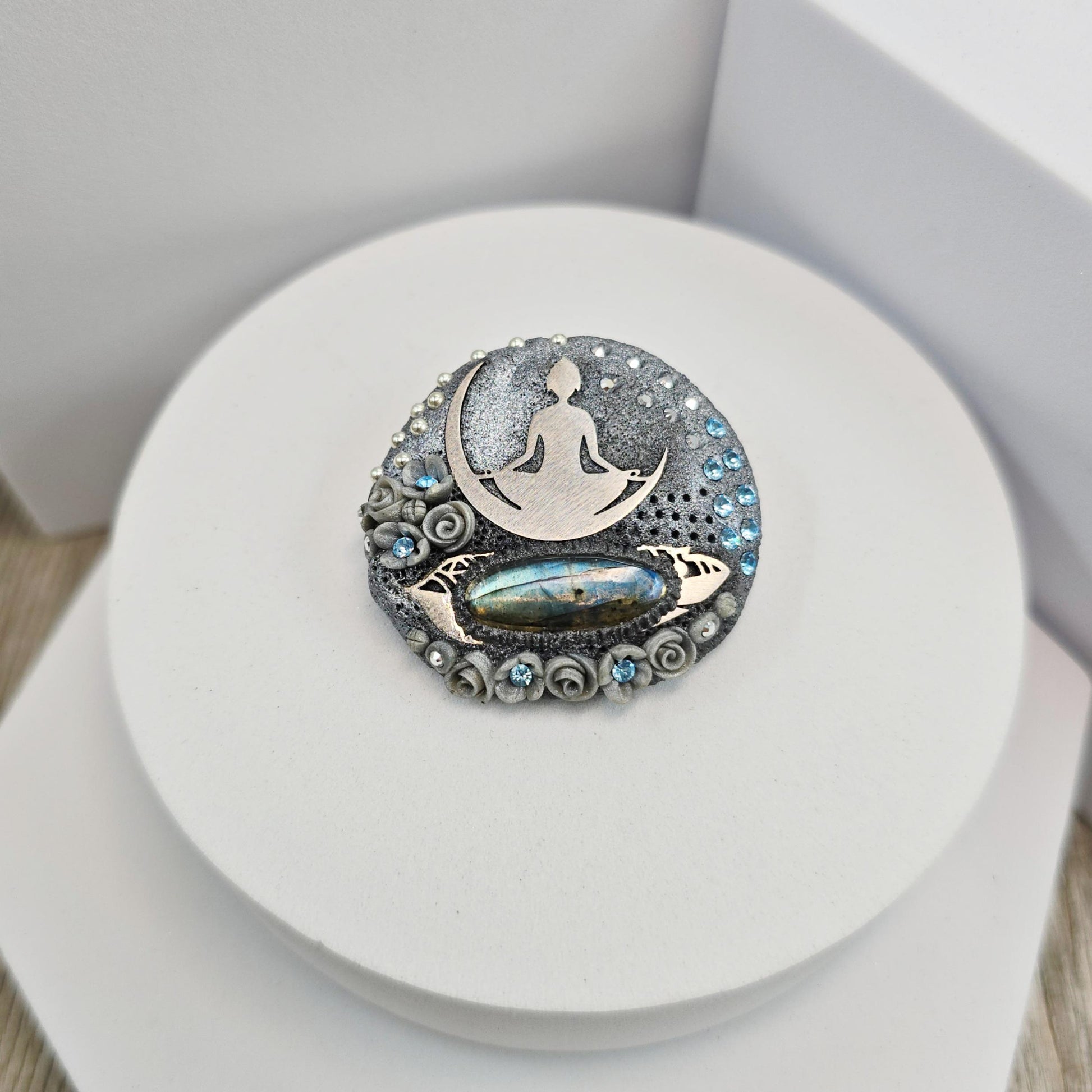 Handmade brooch with labradorite and yoga goddess design, crafted from polymer clay and stainless steel – mystical and spiritual jewelry.