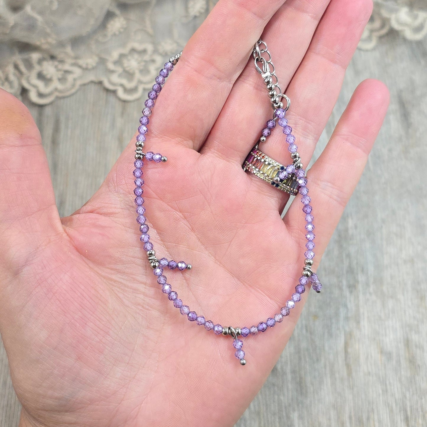 Švelniai violetinio smulkaus cirkonio kojos papuošalas su kabančiais karoliukais