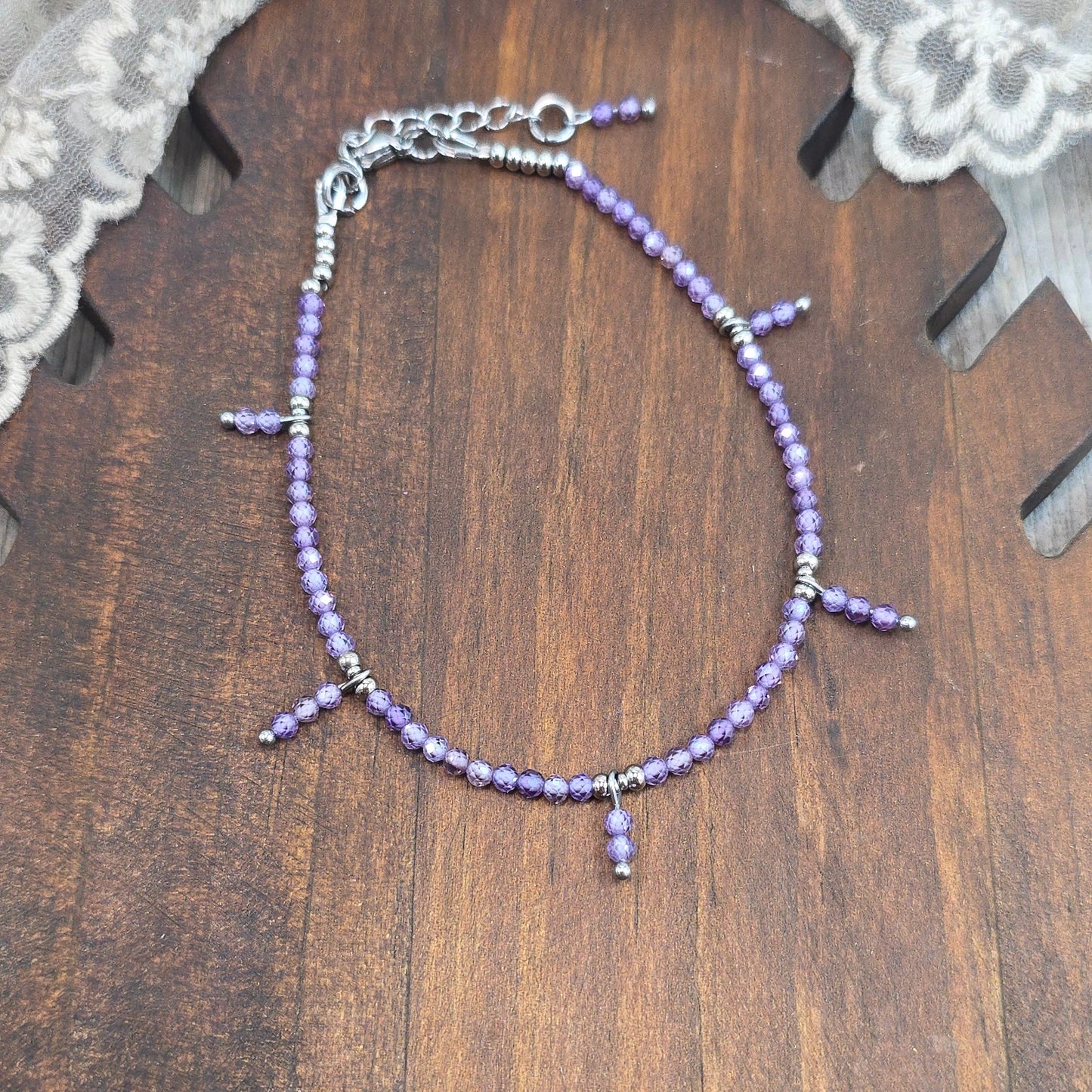Švelniai violetinio smulkaus cirkonio kojos papuošalas su kabančiais karoliukais
