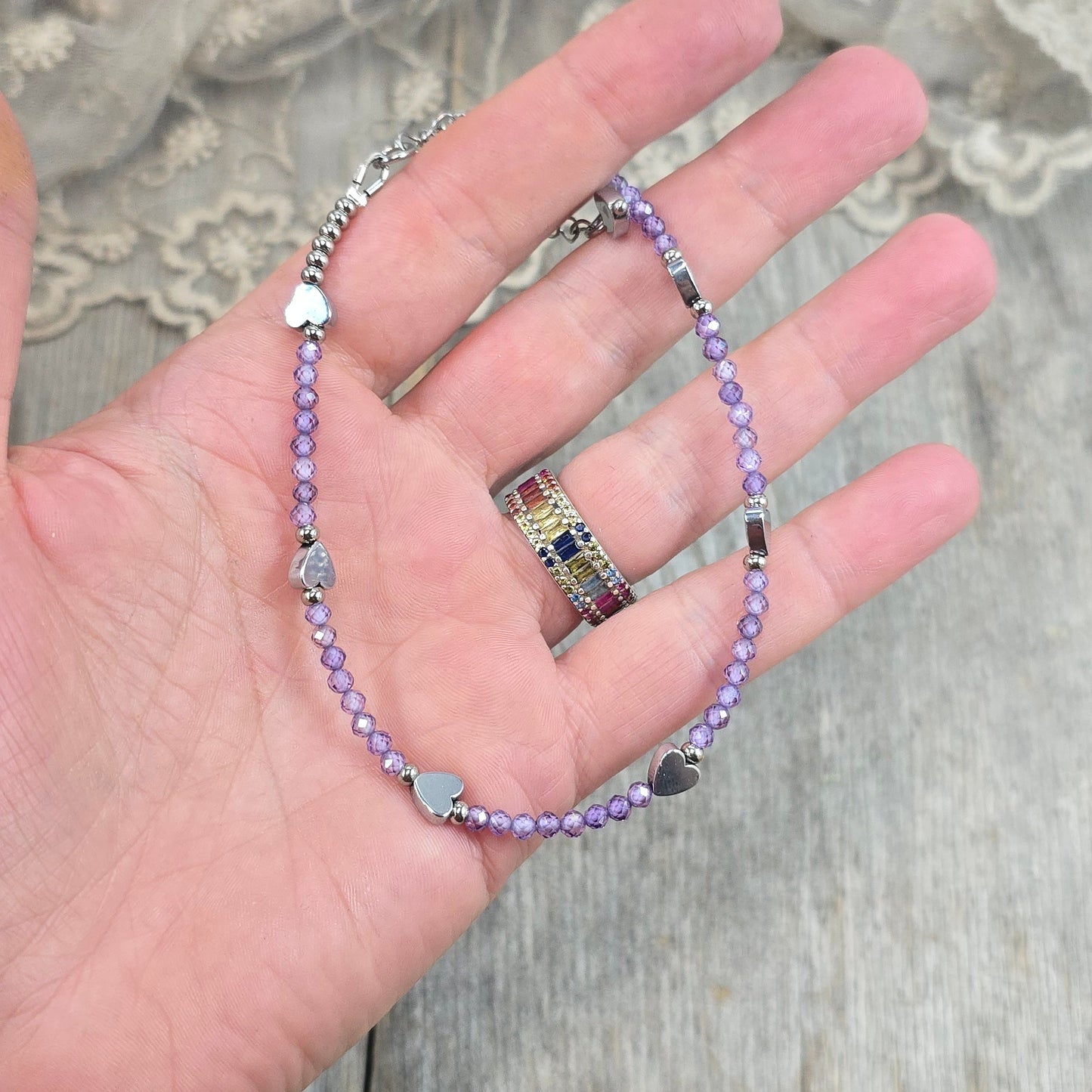 Švelniai violetinio smulkaus cirkonio kojos papuošalas su širdelėmis