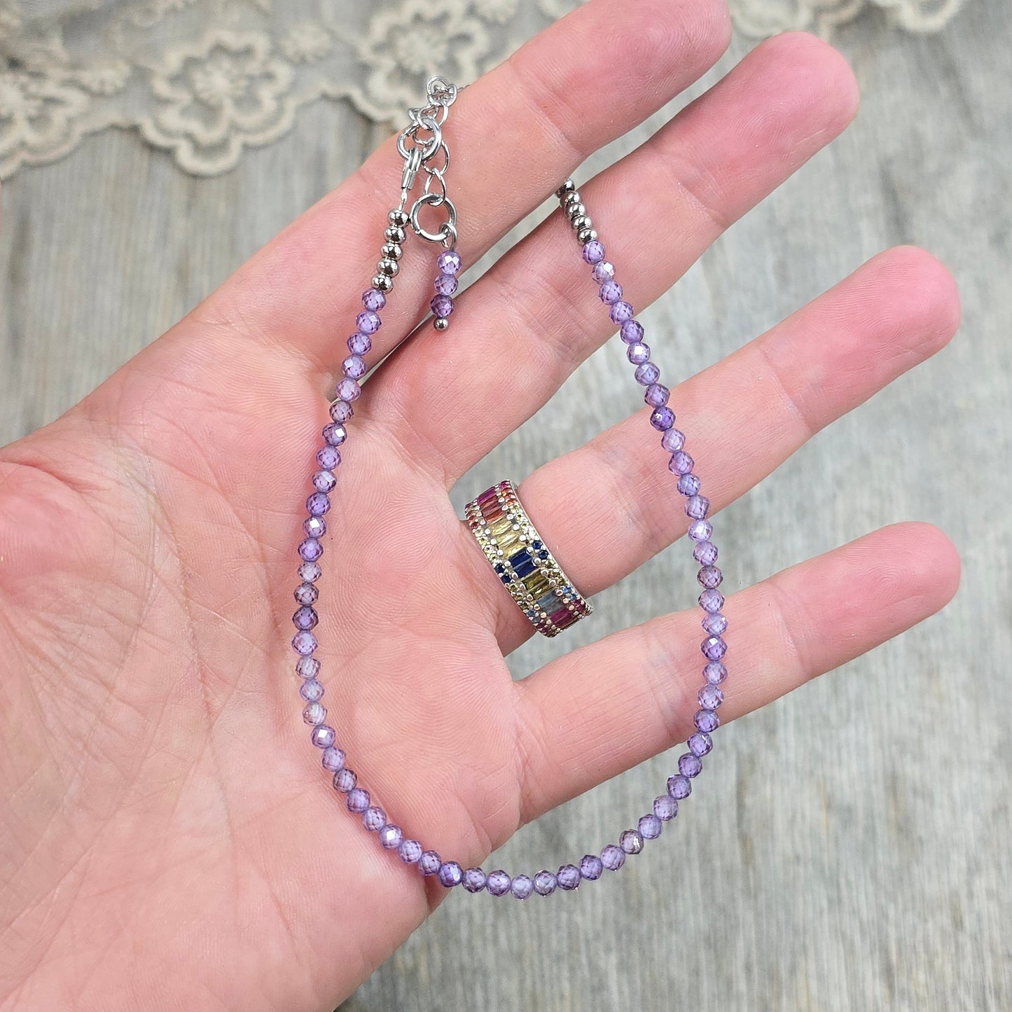 Švelniai violetinio smulkaus cirkonio kojos papuošalas