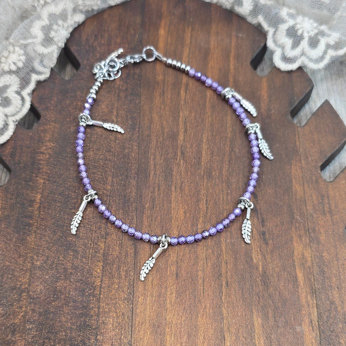 Švelniai violetinio smulkaus cirkonio kojos papuošalas su lapeliais